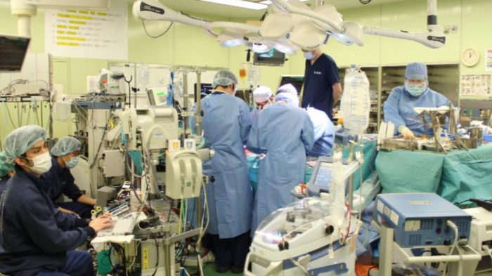 Mujer con daño pulmonar por COVID-19 recibió el primer trasplante de donantes vivos en el mundo