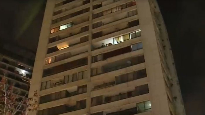 Encuentran a dos adultos mayores fallecidos al interior de su departamento en Santiago Centro