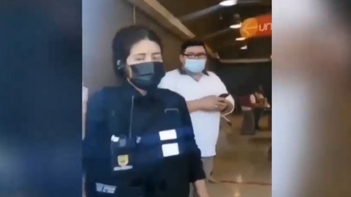 Supermercado le prohibió el ingreso a una madre con su hija: Clientes acusaron falta de criterio