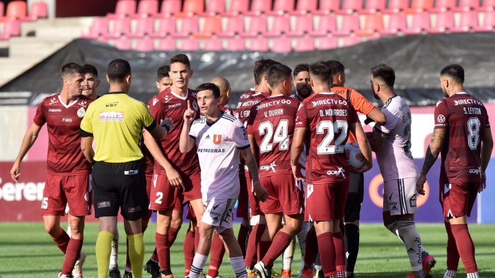 Comisión de Árbitros explicó el enredo con el tiro libre anulado a la U y respaldó a Hermosilla