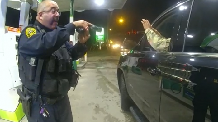 Policías rociaron con gas pimienta y amenazaron con armas a militar afrolatino durante detención