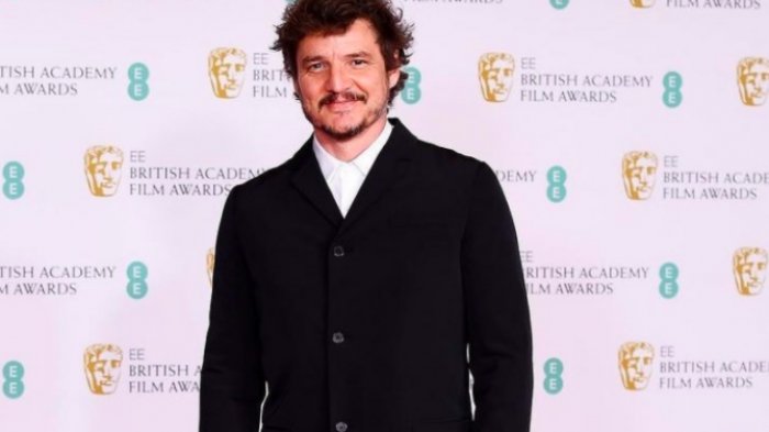 Revista GQ incluye a Pedro Pascal entre los mejores vestidos de los BAFTA por su look sin corbata