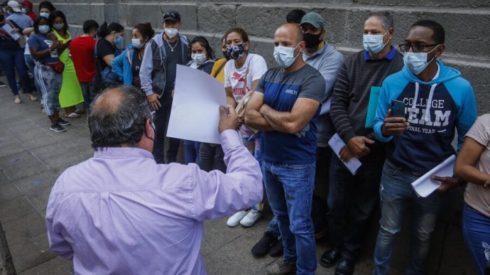 Largas filas en el centro de Santiago para regular situación migratoria tras promulgación de nueva ley