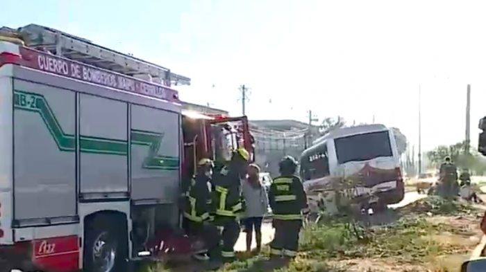 Accidente de tránsito en Cerrillos: Bus interurbano con 27 pasajeros colisionó con una camioneta