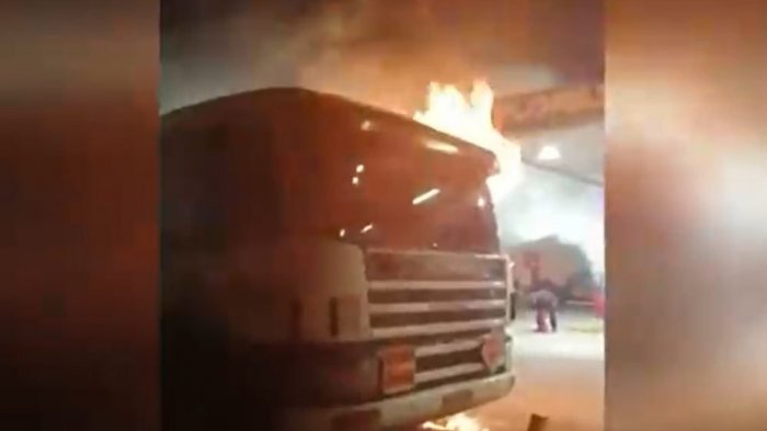 Un conductor fue baleado: 4 personas heridas y 6 camiones quemados deja ataque incendiario en Victoria