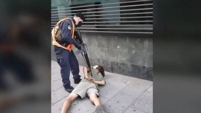 Funcionario de la Armada apuntó con fusil a joven detenido que intentó escapar de fiscalización