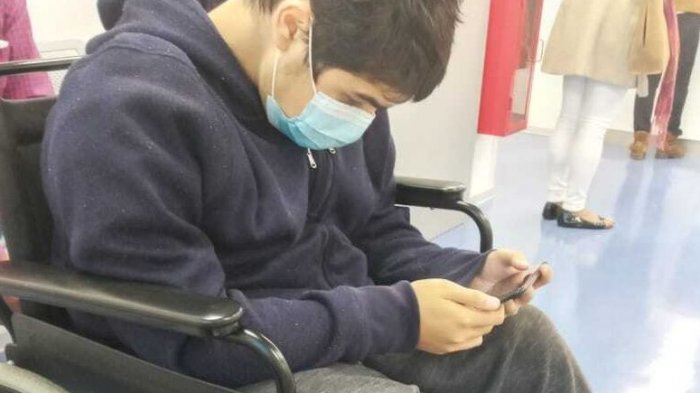 Familia necesita silla especial para que joven con distrofia se logre poner de pie: “Quiere cumplir su deseo”