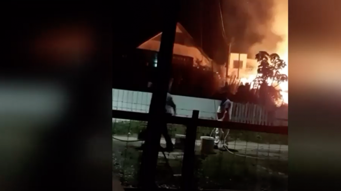 Tres casas resultaron incendiadas y recintos policiales con disparos en nueva jornada de ataques en la macrozona sur