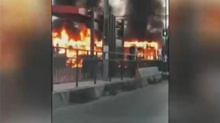 Quemaron bus de pasajeros en Pedro Aguirre Cerda: Amenazaron al chofer con arma de fuego