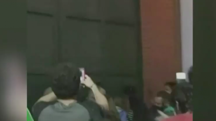 Protestas llegaron afuera de la residencia presidencial en Argentina tras anuncio de nuevas restricciones