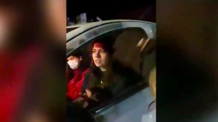 “Hay mucha gente que lo hace”: Mujer huyó de control militar en pleno toque de queda y chocando un auto