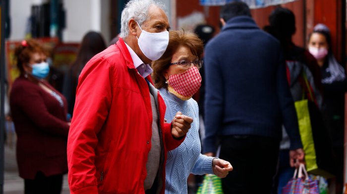 Adultos mayores de 80 años podrán realizar compras esenciales sin permiso de desplazamiento