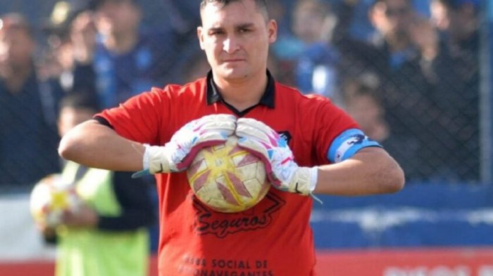 Arquero argentino fue expulsado por orinar detrás de su portería en la liga ecuatoriana