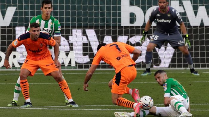 Betis de Pellegrini y Bravo se mantuvo en zona de Europa League tras empatar con Valencia