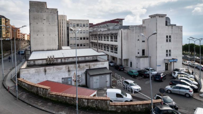 Empleado de un hospital recaudó casi $500 millones en sueldo a pesar de faltar al trabajo durante 15 años