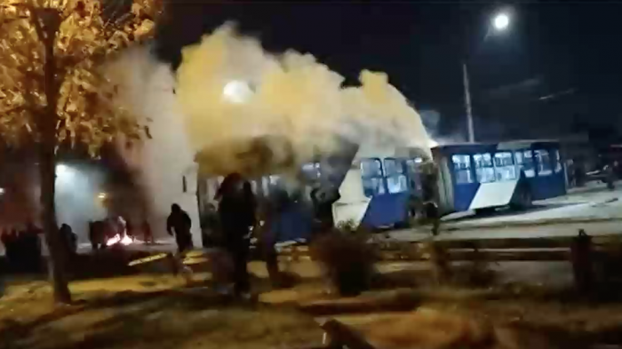 Tercera jornada de manifestaciones deja dos comisarías atacadas y buses incendiados