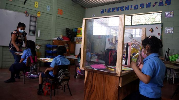 Carpintero fabricó un pupitre cerrado para proteger a su hija del COVID-19 en el regreso a clases