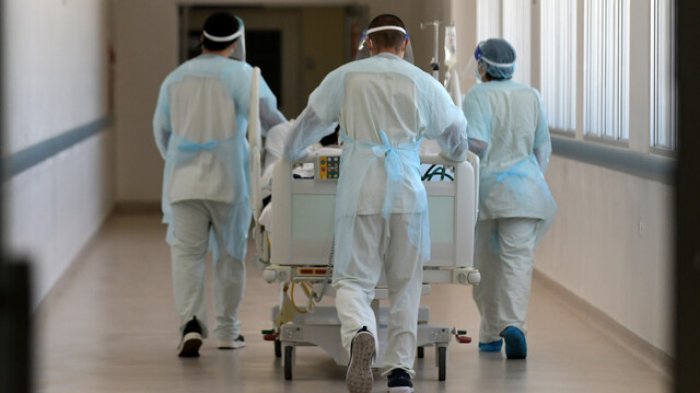 Tenía fiebre y se quitaba la mascarilla: Hombre arrestado como sospechoso de contagiar a 22 personas con COVID-19