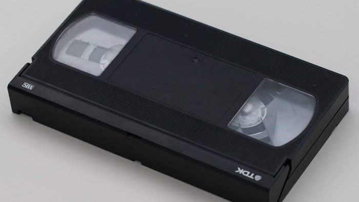 Quiso renovar su licencia de conducir y se enteró que estaba acusada de un delito por no devolver un VHS que arrendó