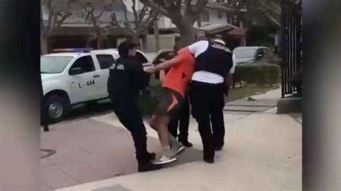 Acusan uso de fuerza desmedida: Polémica detención de hombre que trotaba en franja deportiva