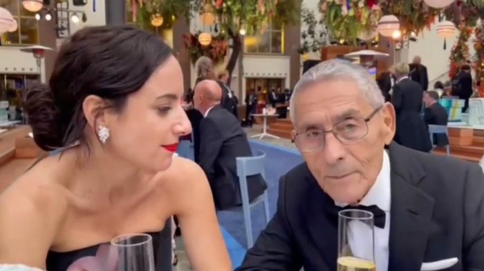 Don Sergio posó con la estatua de Mejor Documental: Ganadores lo reconocieron como una 