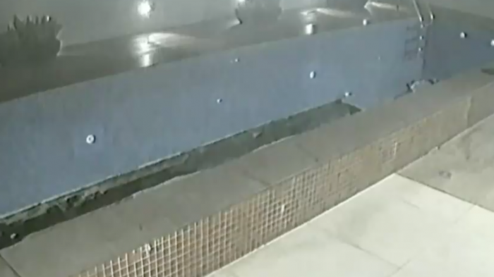 El impresionante derrumbe de una piscina que cayó al estacionamiento de un lujoso edificio