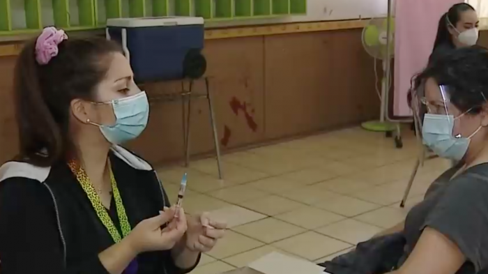 Desde cerveza gratis al pasaporte COVID: Los incentivos para que la población acceda a la vacuna