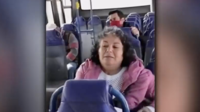Mujer fue increpada por no usar mascarilla en el transporte público y le tosió a los pasajeros