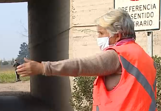 La historia de Amalia, una mujer de 82 años que dirige el tránsito para sobrevivir