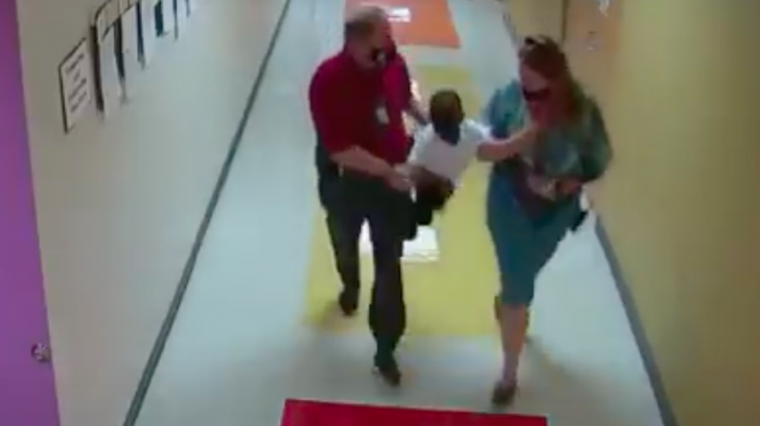 Profesora y decano renuncian tras arrastrar a un menor de 6 años por los pasillos de su escuela