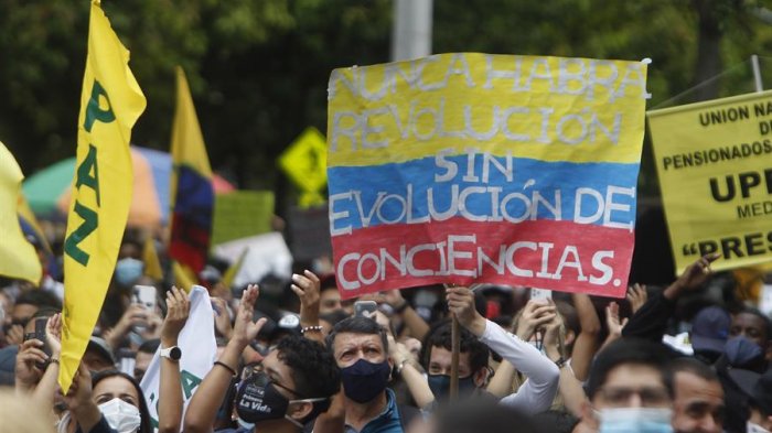 Periodista colombiana explica claves de las protestas por reforma tributaria: 