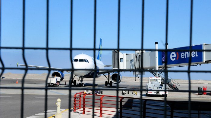 Evacúan parcialmente el aeropuerto de Iquique: Pasajero supo que tenía COVID-19 antes de despegar