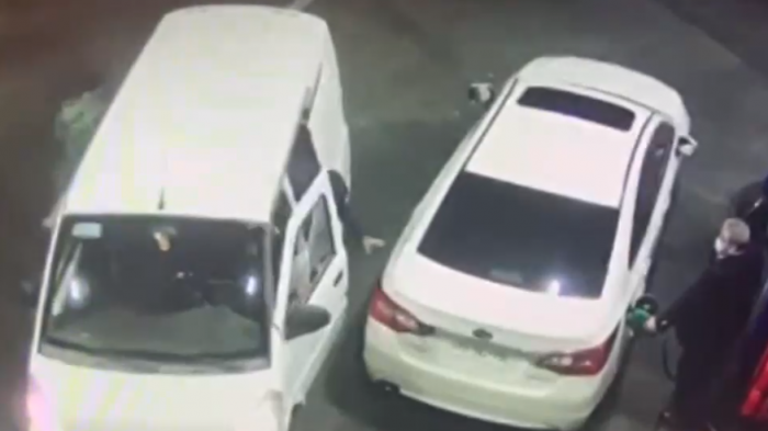 Delincuentes intentaron asaltar a un hombre y él les tiró un chorro de bencina