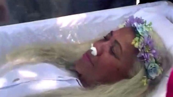 Mujer fingió su muerte para saber cómo sería su funeral: 