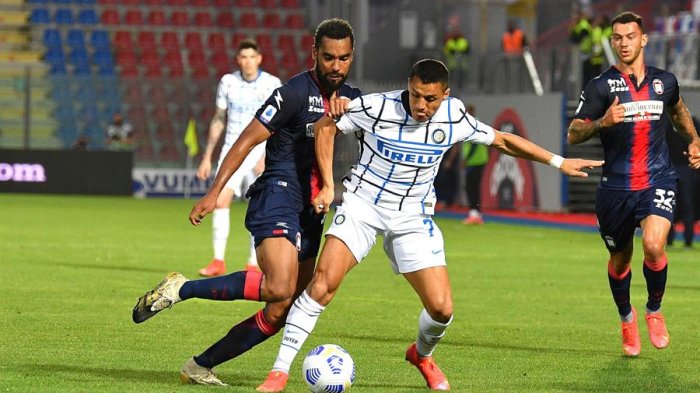 Inter quedó a un paso del Scudetto tras vencer al Crotone con Alexis en cancha
