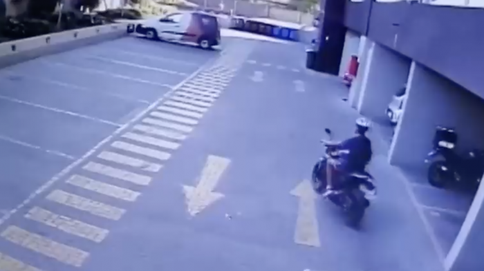 Nuevo delito alerta a la policía: Hombre entró a un edificio y robó una moto