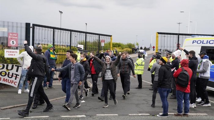 Hinchas invaden Old Trafford y obligan a suspender el clásico entre el United y el Liverpool