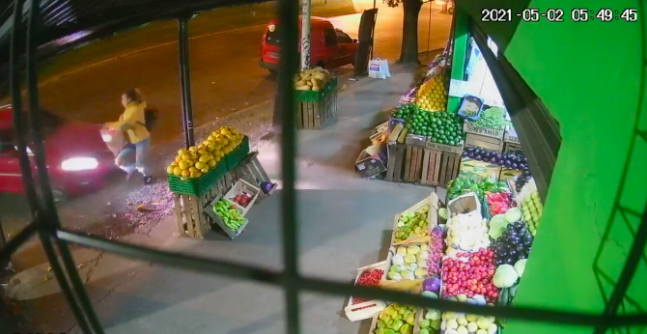 De milagro: Joven resultó ilesa después de ser impactada por un auto en el frontis de una verdulería