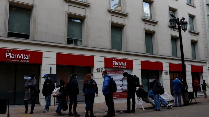 Estudio: 85,2% piensa que sería mejor sacar el 100% de sus fondos y terminar con las AFP