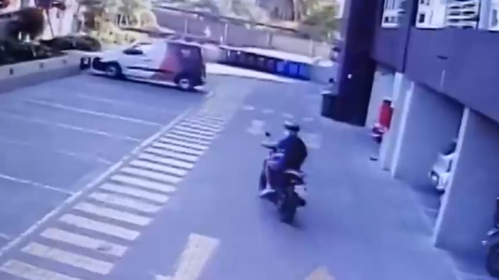 Delincuente se hace pasar por residente, entra a un edificio y se roba la moto del conserje