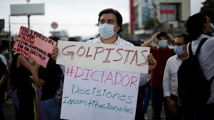 Destituciones en El Salvador alerta a la comunidad internacional