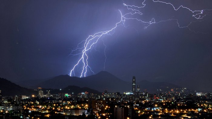 ¡Santiago incluido! Probables chubascos y tormentas eléctricas para centro-norte del país