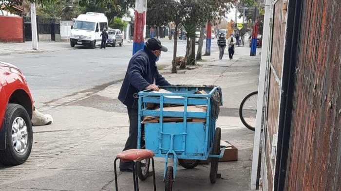 La Florida: Adulto mayor de 100 años se dedica a recoger cartones para sobrevivir