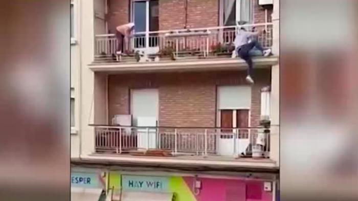 Joven trepó para salvar a adulta mayor que estaba inmóvil y al borde de un balcón