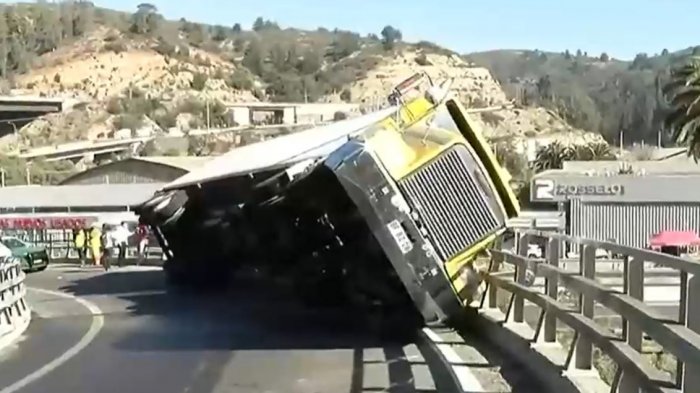 Camión de alto tonelaje volcó en camino Las Palmas