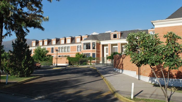 Ministro Figueroa es apoderado: Colegio Los Alerces envió a 12 cursos a cuarentena preventiva