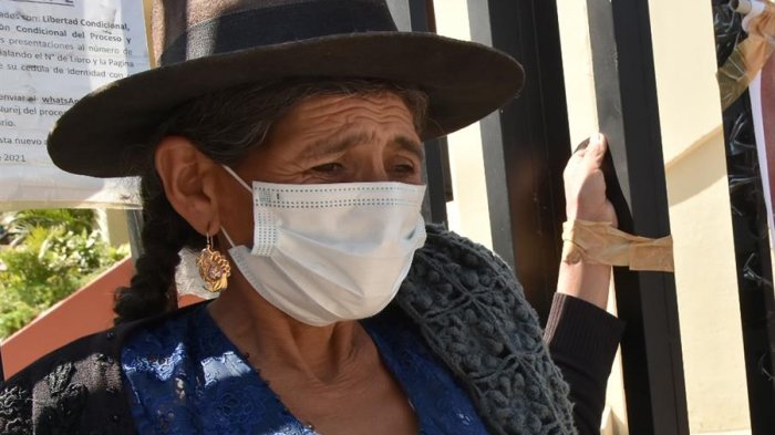 Mujer se encadena afuera de un tribunal en protesta por libertad del asesino de su hija