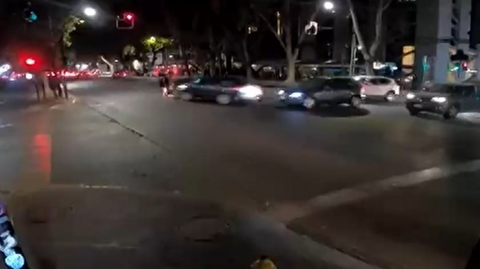 No respetó una luz roja a exceso de velocidad y atropelló brutalmente a una pareja en Providencia
