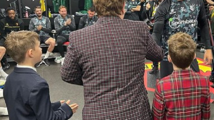 Elton John felicitó a Francisco Sierralta por el ascenso del Watford a la Premier League