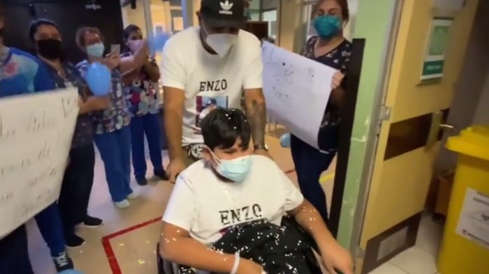 Iquique: Niño de 12 años fue dado de alta entre aplausos tras pasar un mes en la UCI por COVID-19